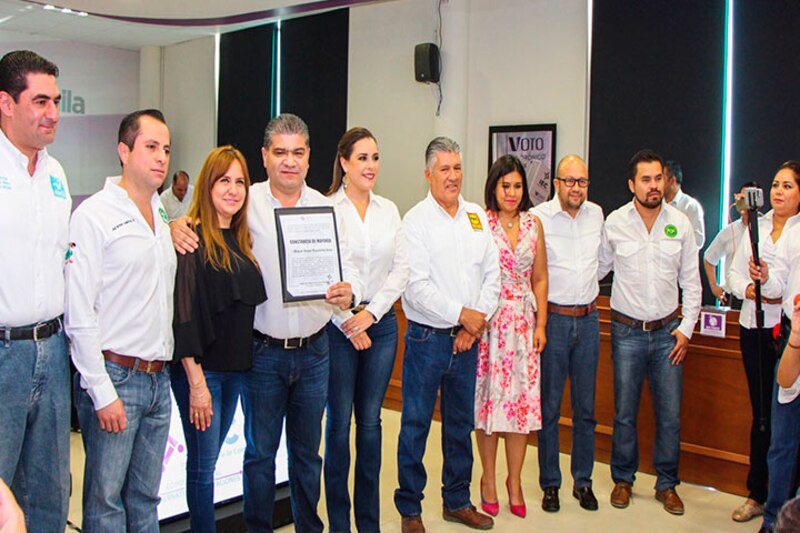 Entrega de reconocimiento a la maestra Rosaura Ruiz Gutiérrez