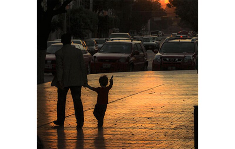 Padre e hijo caminando de la mano