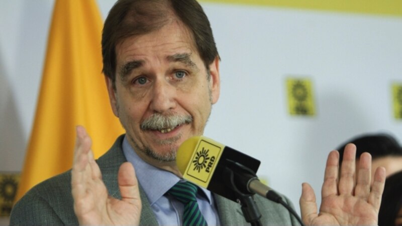 El presidente del PRD, Jesús Zambrano, habla ante los medios de comunicación.