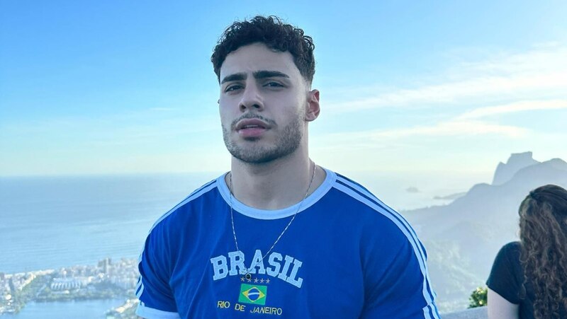 Un joven brasileño en la cima del Pan de Azúcar