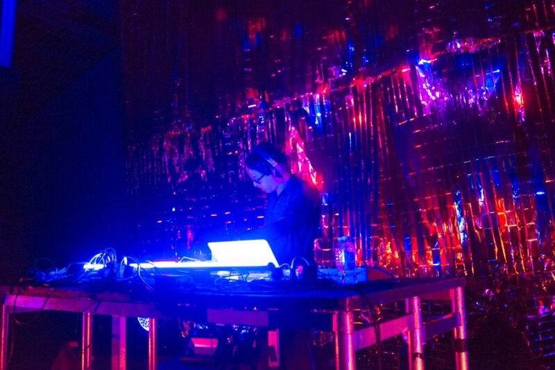 DJ tocando en una discoteca