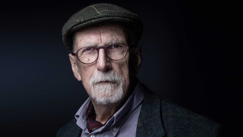 Retrato de un hombre mayor con barba y gafas