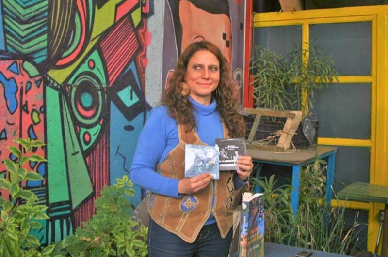 La autora presenta su libro en una colorida librería de Buenos Aires