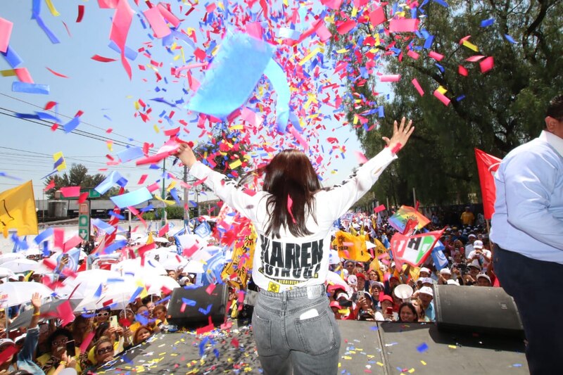 ¡La candidata celebra su victoria en las elecciones!