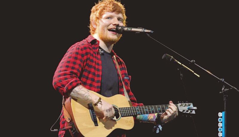 Ed Sheeran cantando en concierto