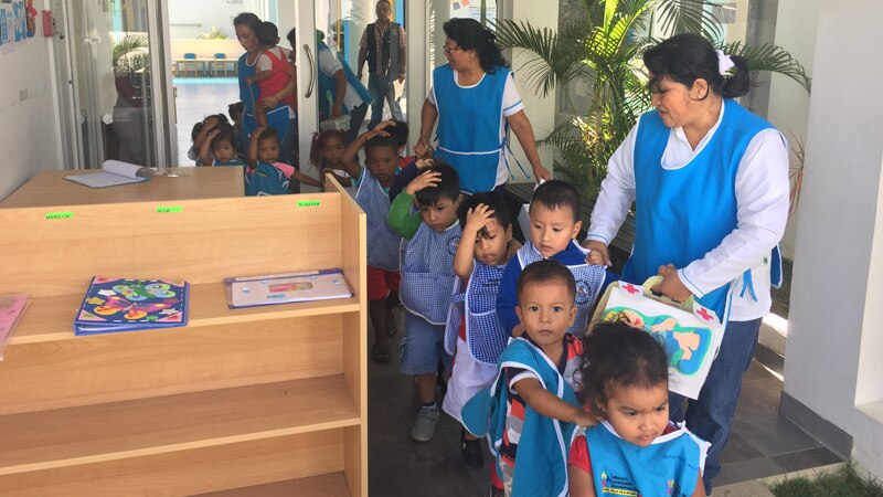 Profesora de preescolar con sus alumnos