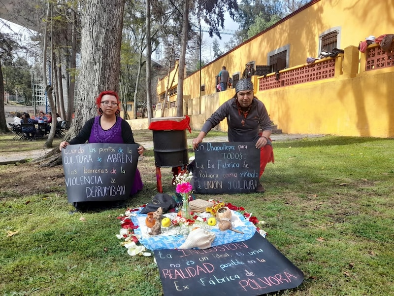 Talleristas de la Ex Fábrica de Pólvora sosteniendo carteles durante una manifestación pacífica frente al recinto cultural.