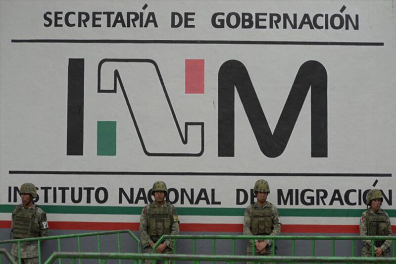 Soldados mexicanos resguardan las instalaciones del Instituto Nacional de Migración (INM)