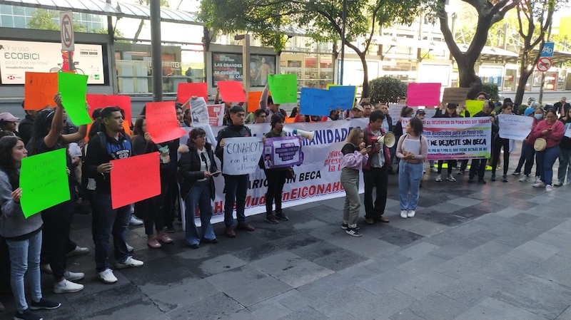 Estudiantes protestan por recorte de becas en México