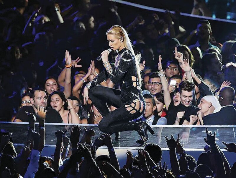 Nicki Minaj actuando en el Super Bowl