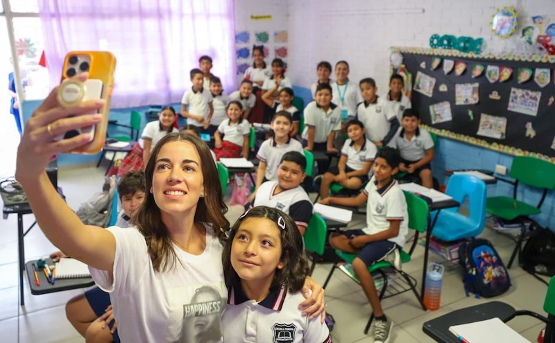 Paola Rodríguez López interactuando con niños en un aula de clases como parte de los programas educativos de Inspira Coahuila