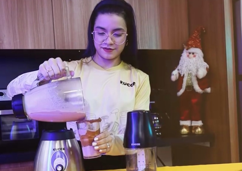 Una mujer preparando un batido en una licuadora