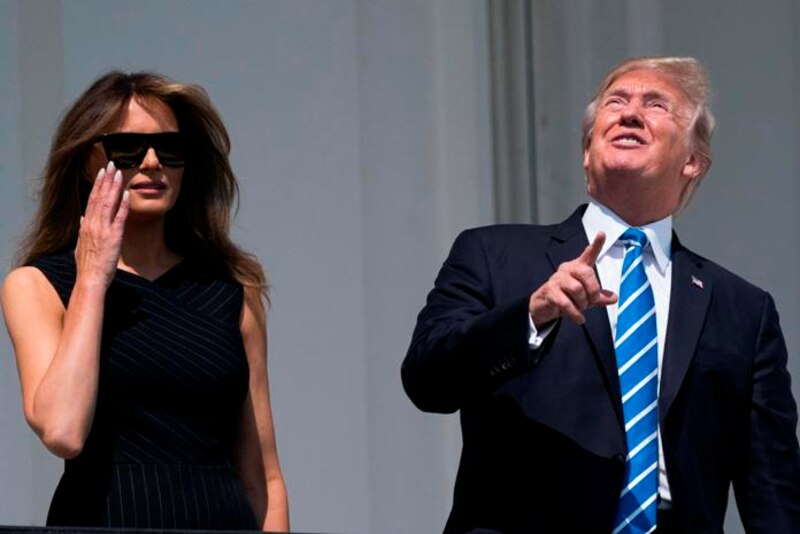 Trump y Melania observan el eclipse solar