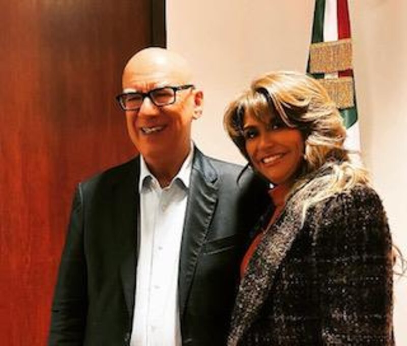 El presidente de México, Enrique Peña Nieto, se reúne con la cantante Thalía.