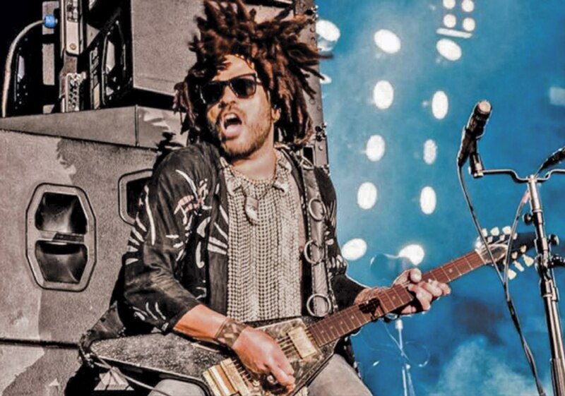 Cantante Lenny Kravitz tocando la guitarra en un concierto