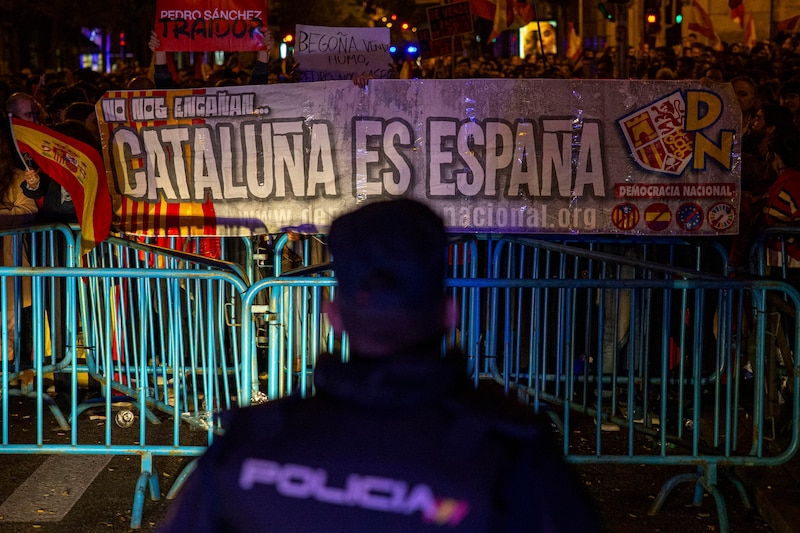 Title: Protesta en Barcelona contra la independencia de Cataluña