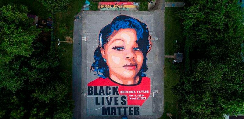 Mural de Breonna Taylor en una cancha de baloncesto