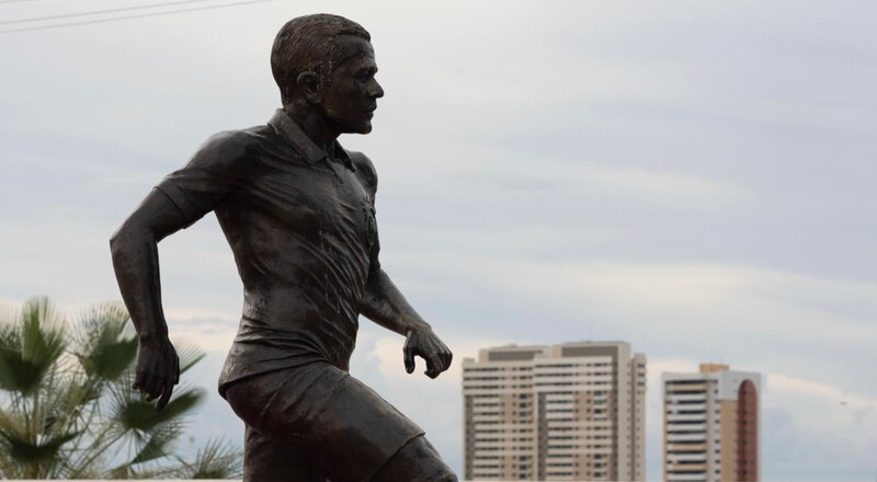 Estatua de futbolista