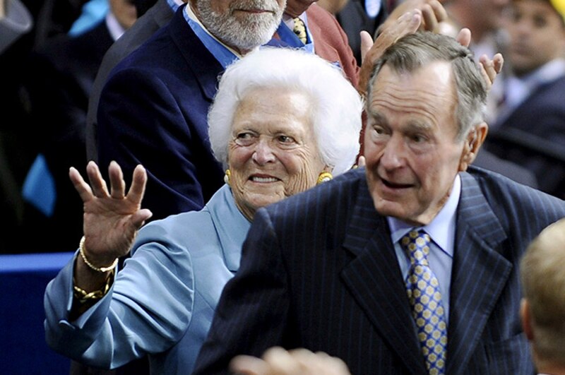 El expresidente George W. Bush y su esposa Barbara Bush saludan a la multitud.