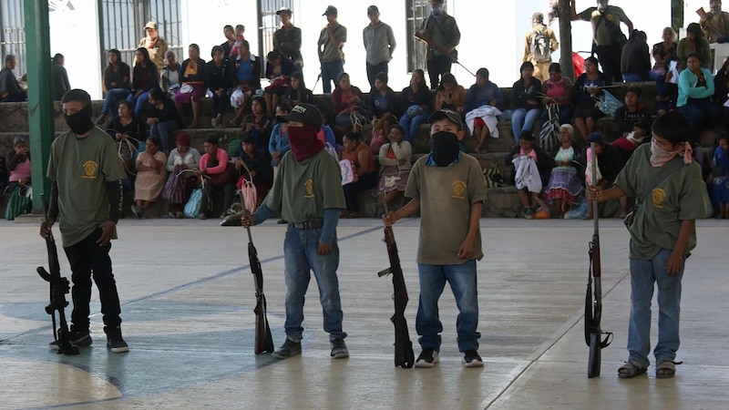 Niños armados en México