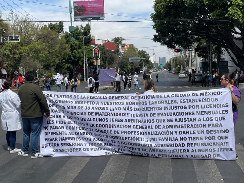 Title: Protesta de los peritos de la Fiscalía General de Justicia de la Ciudad de México