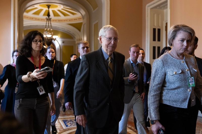 El líder de la mayoría del Senado, Mitch McConnell, camina por un pasillo del Capitolio.