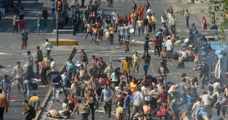 Enfrentamientos entre manifestantes y policías en las calles de Santiago de Chile