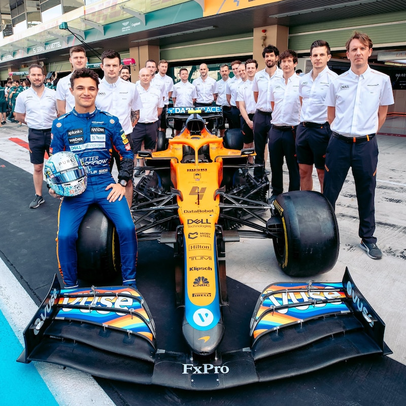 Fernando Alonso, piloto de Fórmula 1, junto a su equipo McLaren.