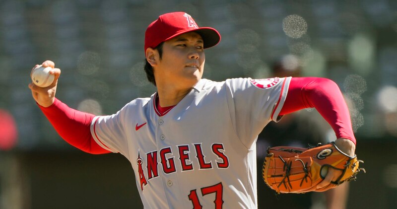 El lanzador japonés Shohei Ohtani de Los Angeles Angels lanza una bola rápida durante un partido de béisbol contra los Oakland Athletics en el Angel Stadium de Anaheim, California, Estados Unidos, el 2 de mayo de 2022.