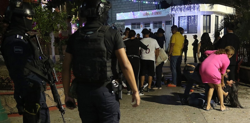 Elementos de seguridad resguardan el lugar del ataque armado en la feria de Chilpancingo, Guerrero