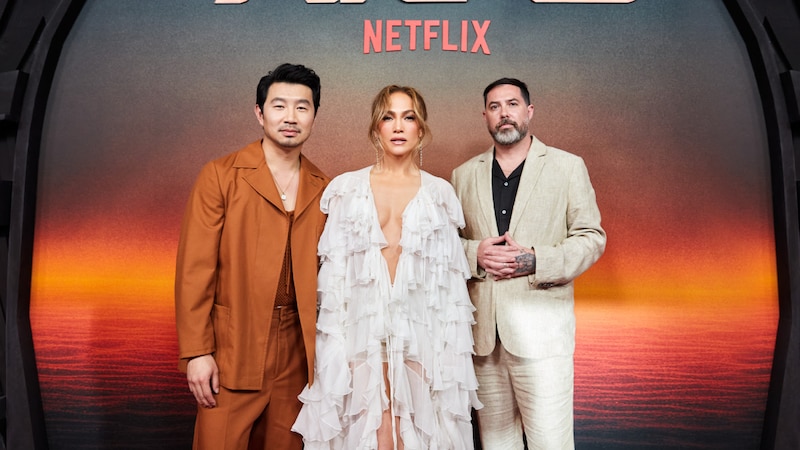 Jennifer Lopez, Simu Liu y Josh Duhamel en el estreno de 'Atlas'