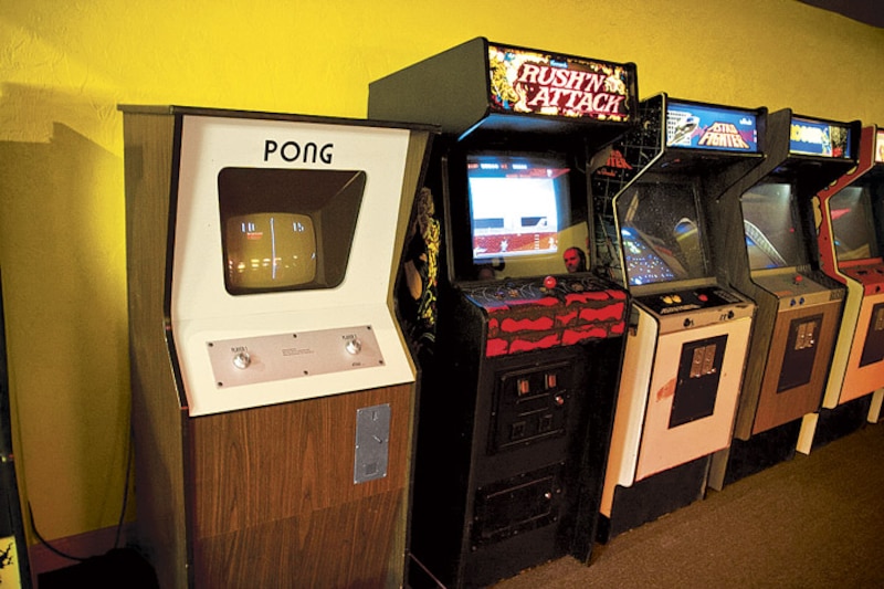 Máquinas recreativas retro en un salón de videojuegos