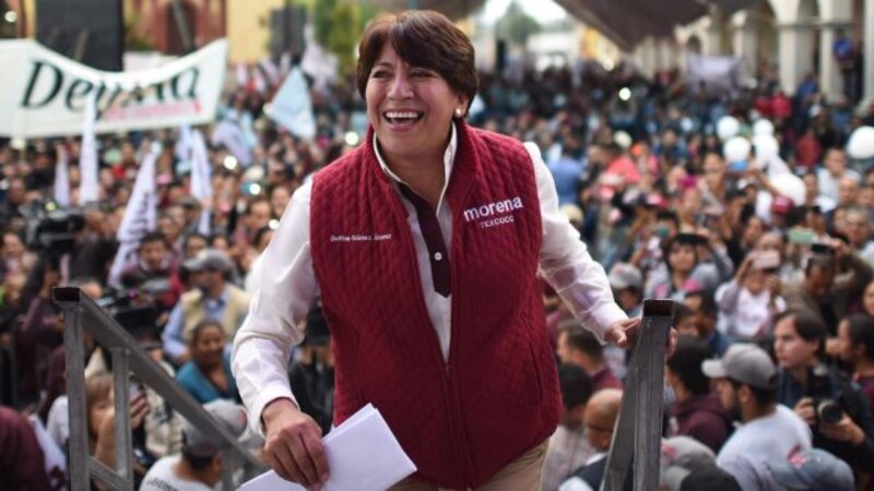 La candidata presidencial mexicana, Claudia Sheinbaum, saluda a sus seguidores durante un mitin de campaña.