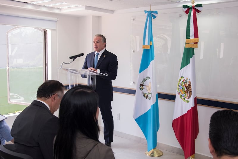 El presidente Enrique Peña Nieto da un discurso en un evento público.