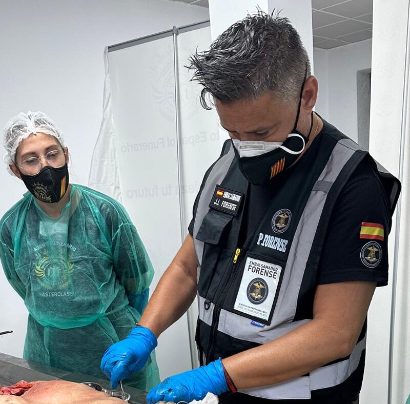 Un forense realiza una autopsia a un cadáver