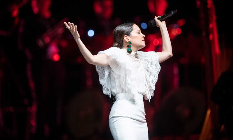 Rosalía cantando en concierto