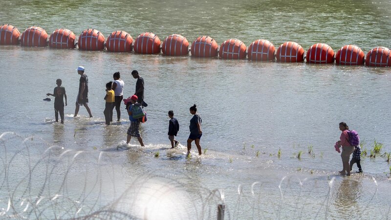 Migrantes cruzan el río Bravo hacia Estados Unidos