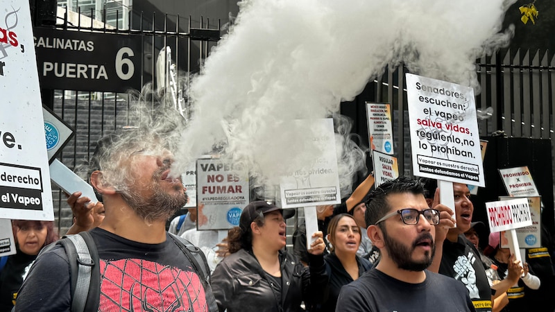 Activistas demandan un marco legal que regule la distribución y venta de cigarros electrónicos y demás dispositivos electrónicos, y no una políticia prohibicionista que ha dejado el libre acceso de estos, a menores de edad
