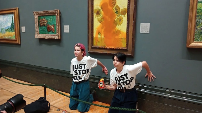 Activistas climáticas arrojan sopa de tomate a 'Los girasoles' de Van Gogh en la National Gallery de Londres