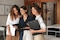 Los obstáculos que enfrentan las mujeres para acceder a cargos directivos 