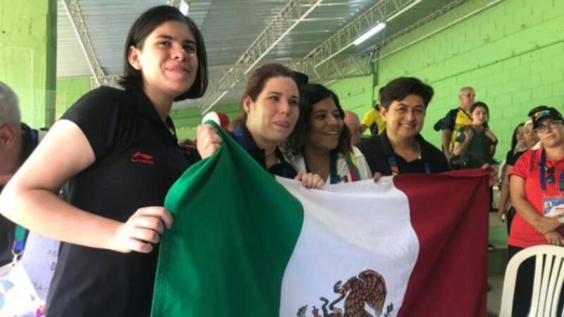 Mujeres mexicanas ondeando la bandera de México