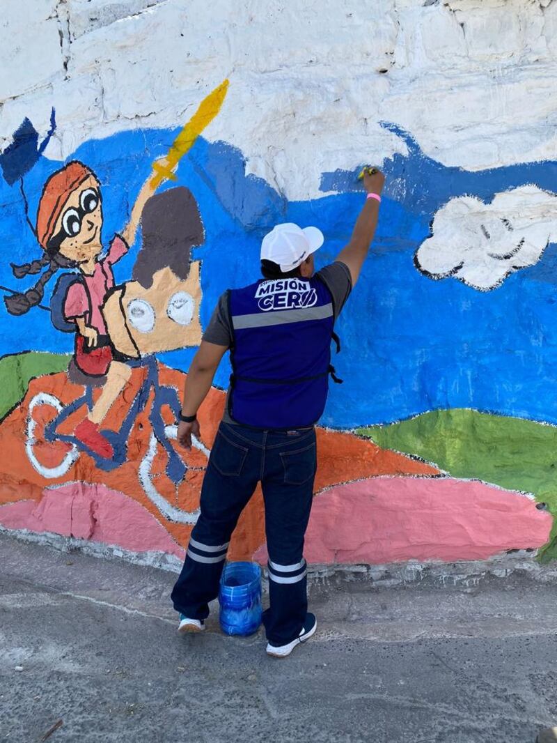 Pintando un mural en la calle