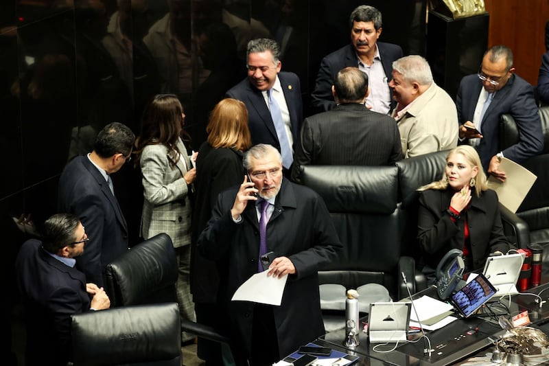 El coordinador morenista Adán Augusto López subió a la tribuna para conversar con la presidenta de la mesa directiva, Laura Itzel Castillo, durante la penúltima sesión del 2025 en el Senado de la República.
