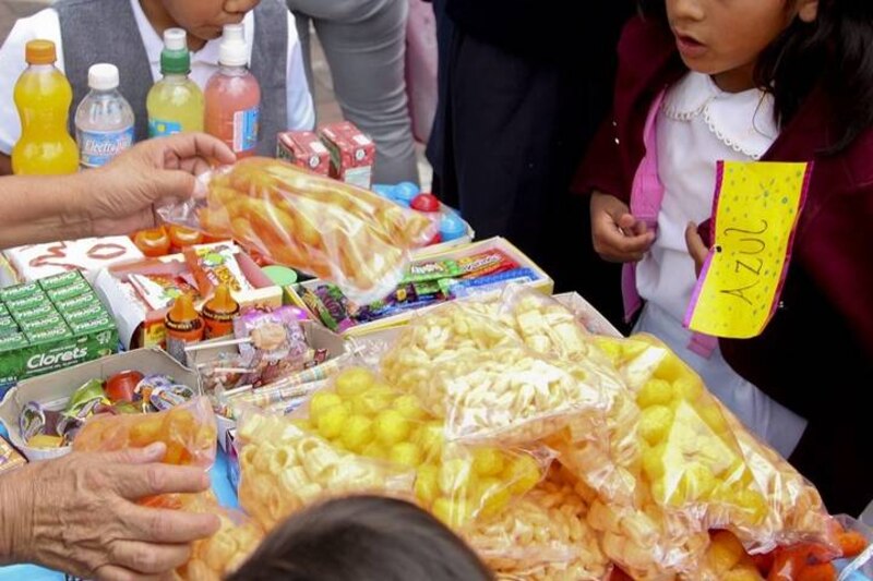 Niños comprando dulces en una tienda