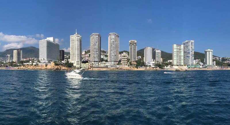 Vista panorámica de la ciudad de Acapulco desde la bahía