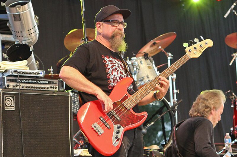 Bajista tocando en un concierto