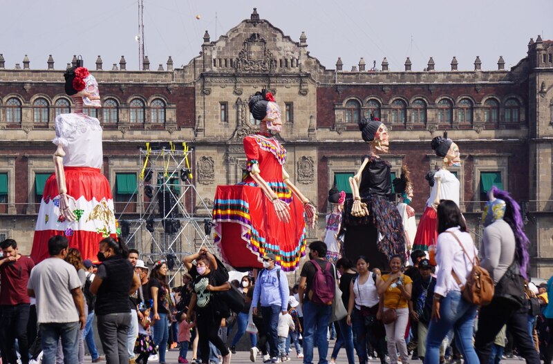 Catrinas gigantes que representan a cada uno de los 32 estados de la República integran la Mega Ofrenda instalada en el Zócalo capitalino.