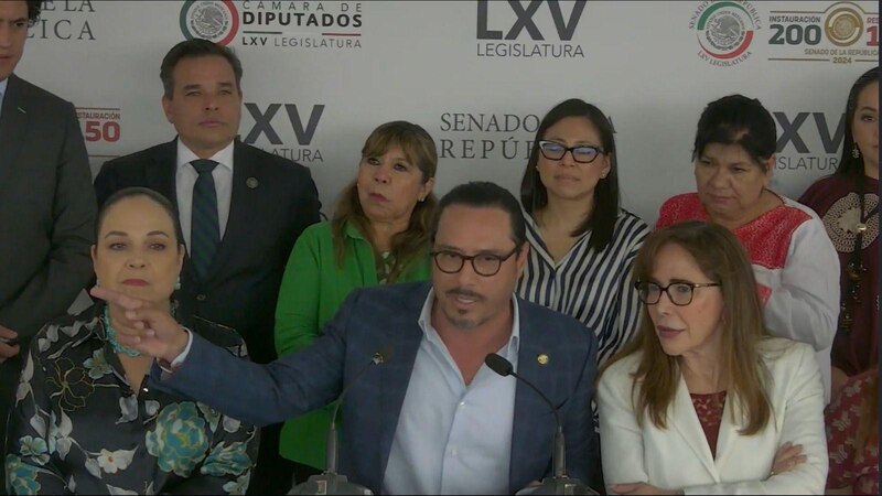 Diputados y senadores mexicanos discuten sobre la reforma electoral.