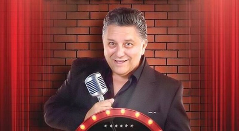 El comediante mexicano, Teo González, se presenta en vivo en el Teatro de la Ciudad.