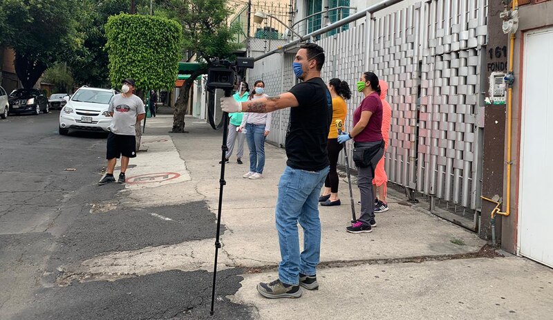 Periodista entrevista a un grupo de personas en la calle
